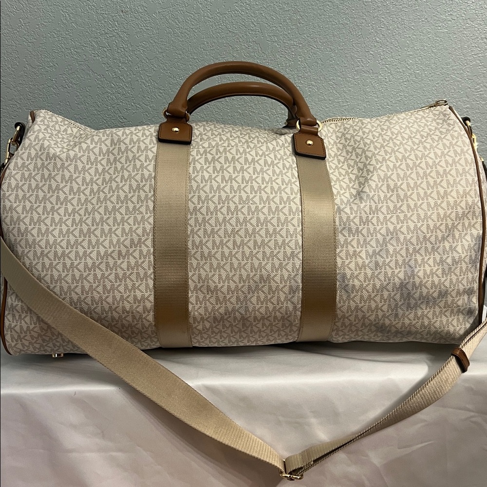 Michael Kors Cream and Tan Weekender Bag - Picture 3 of 11